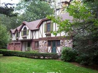 13 Chestnut Ln, Woodbridge, CT 06525