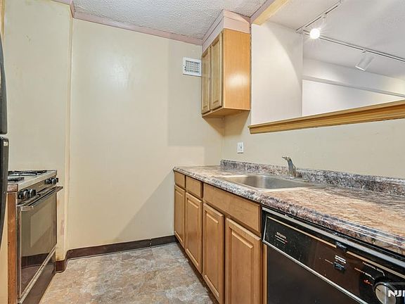 5th image of 555 North Ave APT 19W