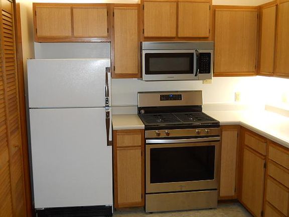 3rd image of 930 N Highland Ave