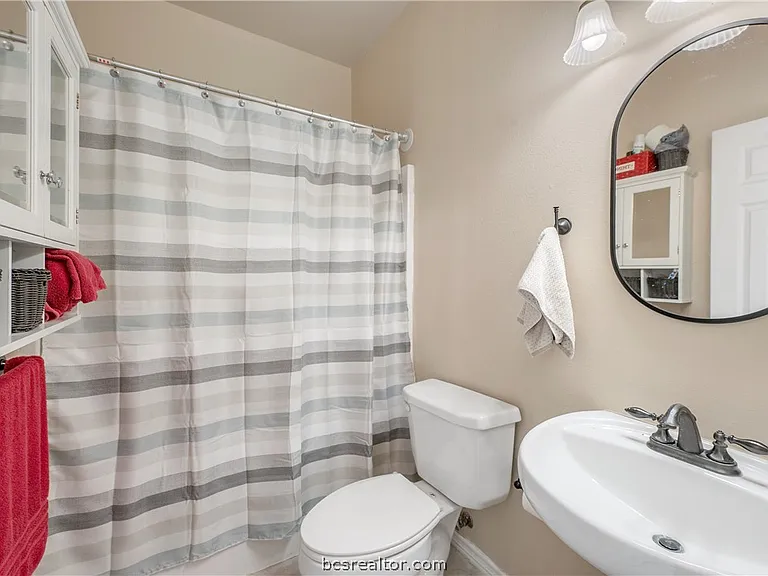 114 Lynn Dr — Photo 15