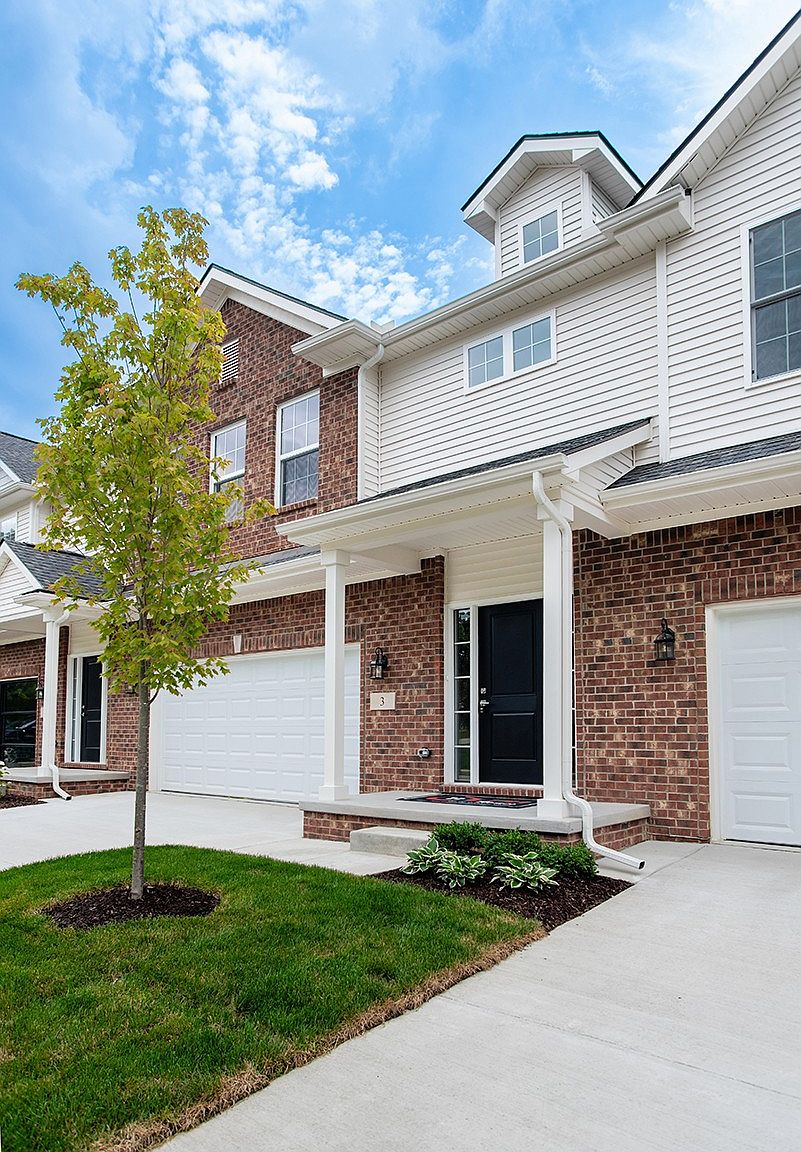 16 Grandview Cir, White Lake, MI 48386