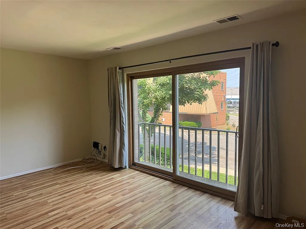 3 bed, 2.5 bath, 1281 sqft, $3,500 — Photo 4
