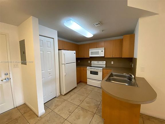 3rd image of 435 SW 12th Ave #305