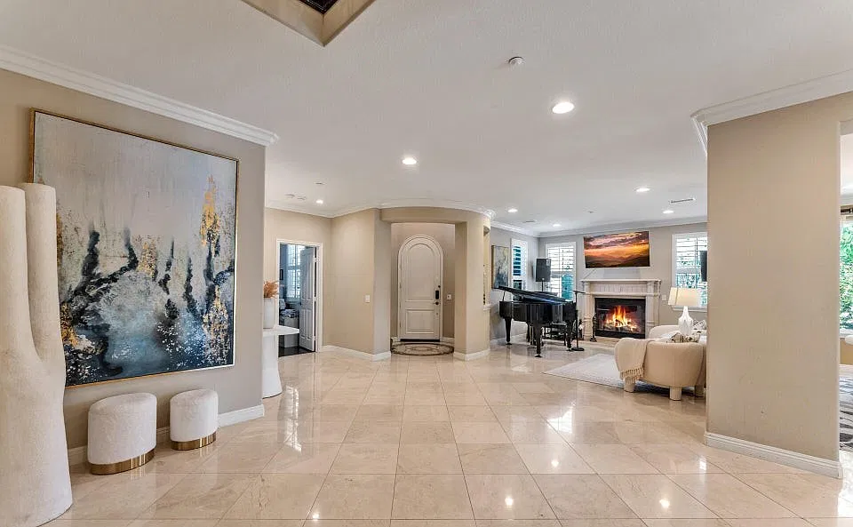 5 bed, 5.5 bath, 4461 sqft, $7,500 — Photo 2