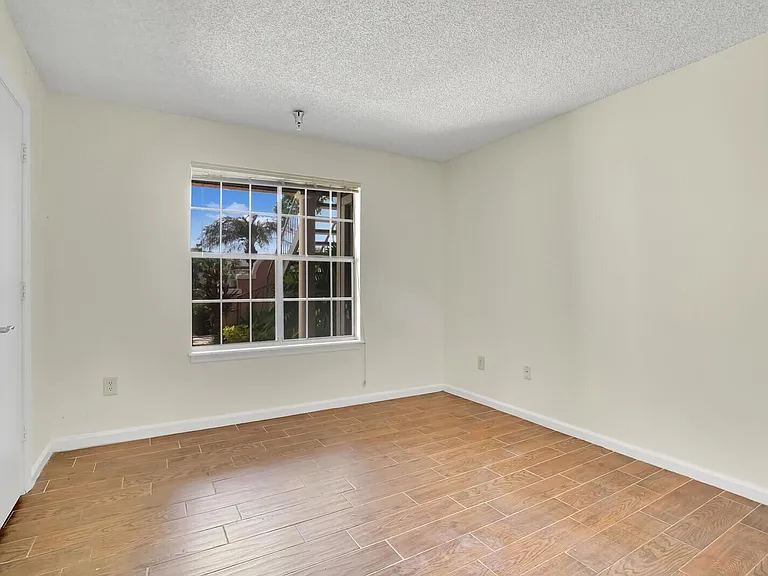 1385 Crystal Way #M — Photo 16