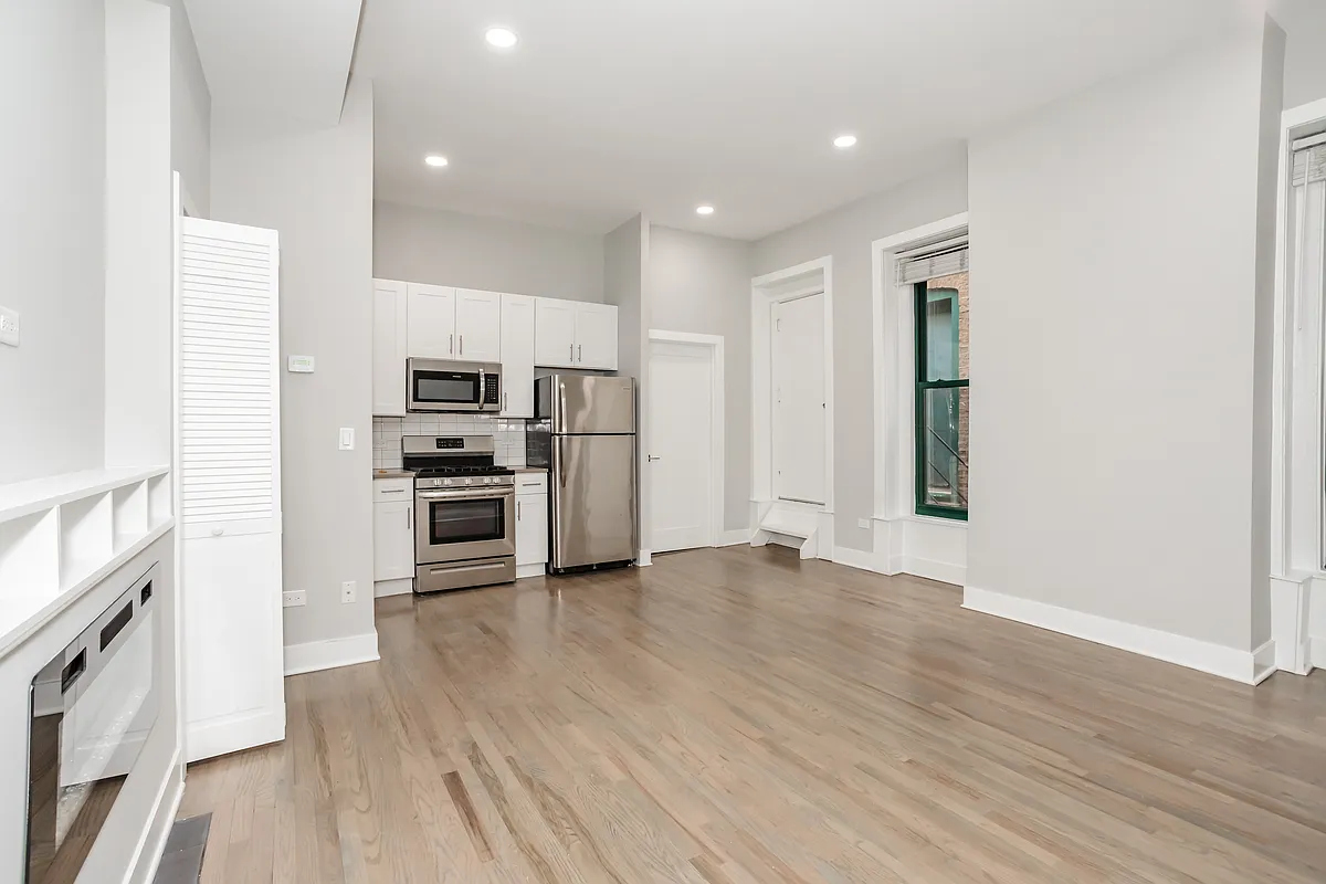 Photo 2 of 12 - 807 N Wabash Ave #3W - Chicago, IL Building Photo - 807 N Wabash Ave #3W