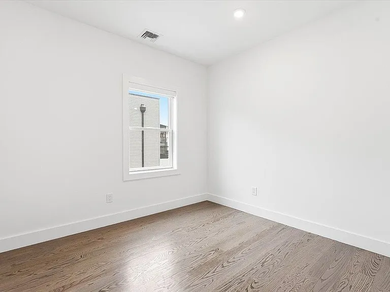 290 Griffith St #2 — Photo 20