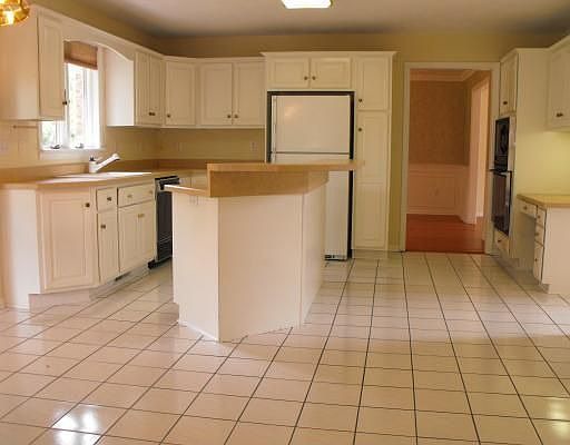 Eat-in-kitchen w island stove