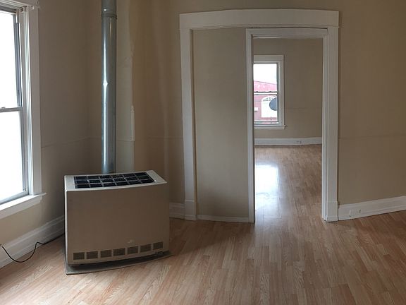 4th image of 17 La Belle St SE #2
