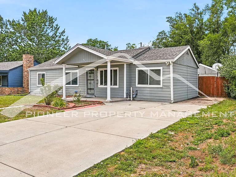 2733 S Glencoe St — Photo 2