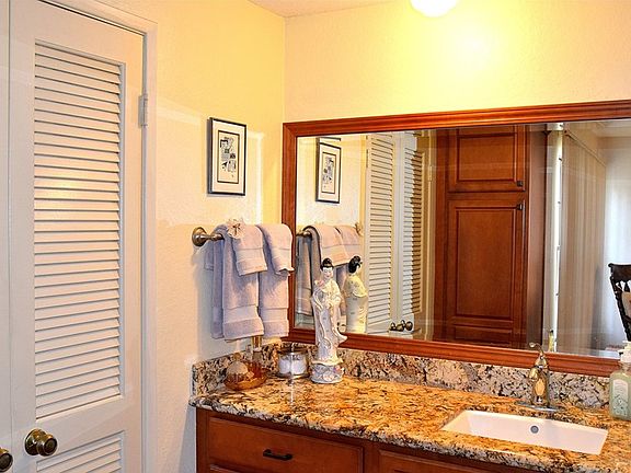 4th image of 26701 Quail Crk APT 111