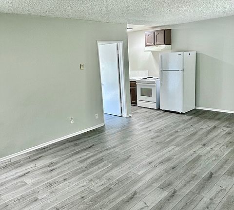 3rd image of 112 Avenue 66 #28