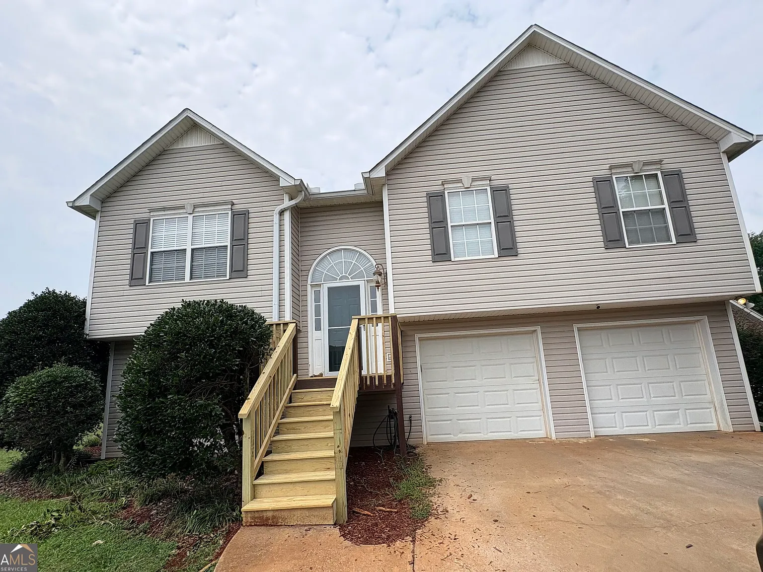 5 bed, 3.0 bath, 2230 sqft, $2,450 — Photo 2