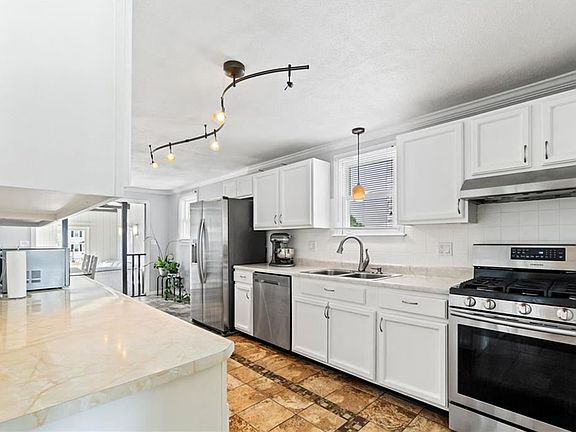 3rd image of 16 Penrose St