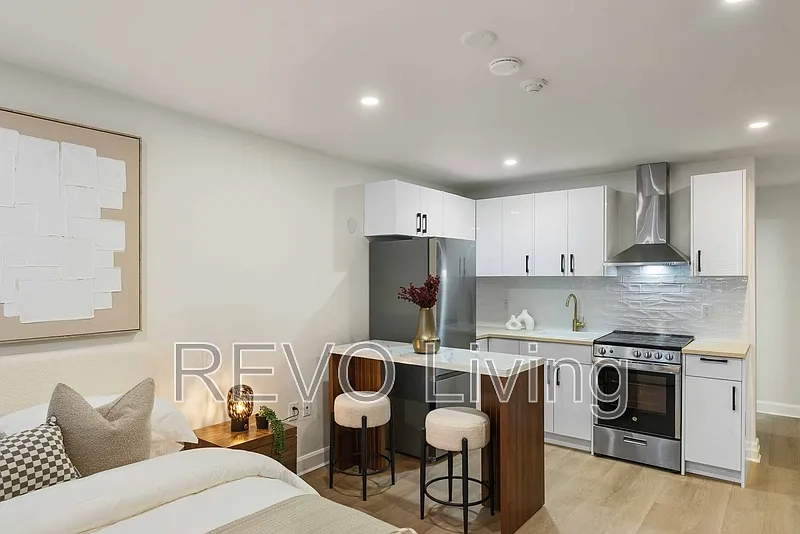 Studio, 1.0 bath, 400 sqft, $1,300 — Photo 3