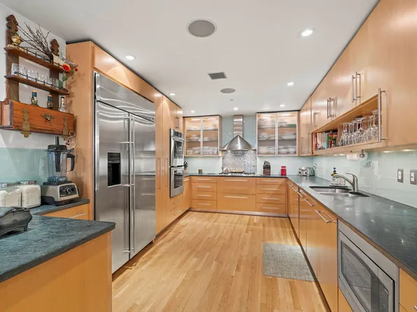 335 West 38th Street image 10 of 21