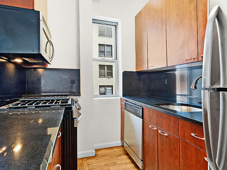 113 E 31st St #4D — Photo 4