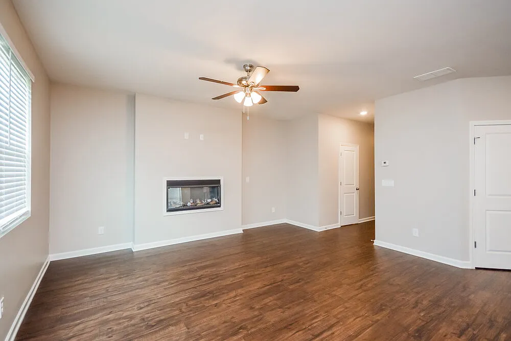3 bed, 2.5 bath, 1939 sqft, $2,140 — Photo 4