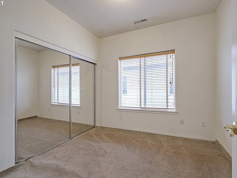 1435 NE Setting Sun Dr — Photo 24