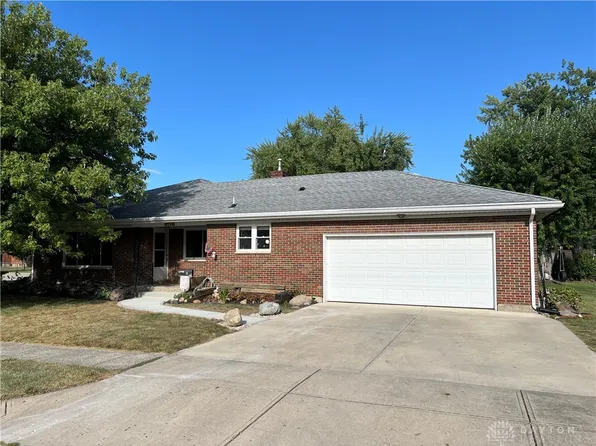 16 Brookside Dr, Brookville, OH 45309