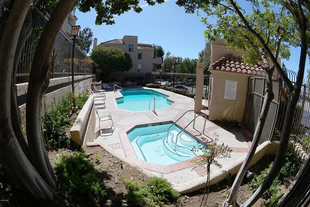 2 bed, 920 sqft, $1,300 — Photo 3