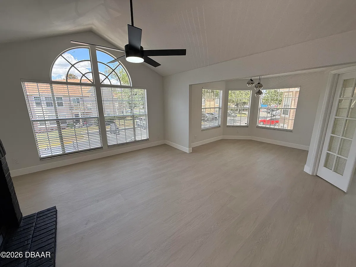 Building Photo - 654 Roaring Dr #288