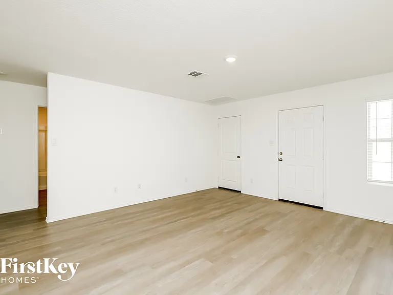 10407 McClintock Dr — Photo 5