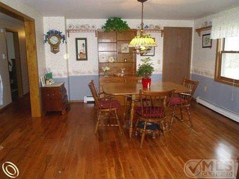 Dining area w. hardwood fl
