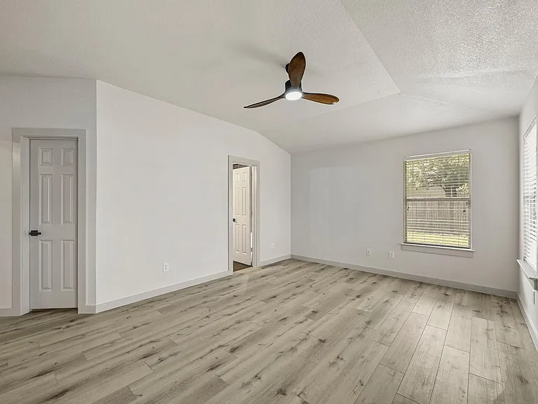 919 Flanagan Dr — Photo 13