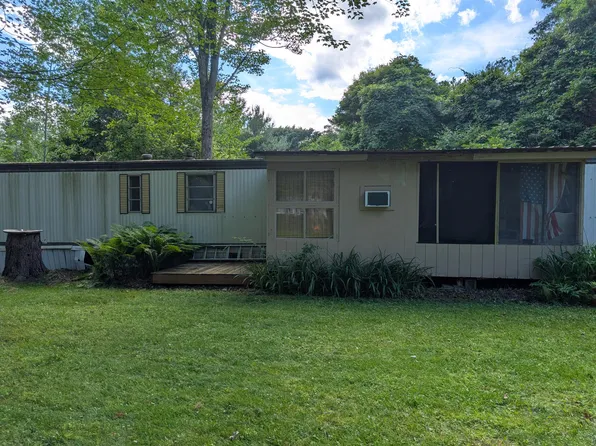 8 Spruce Ave, Willsboro, NY 12996