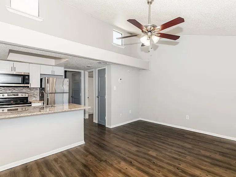 Lamar Place Apartments — Photo 15