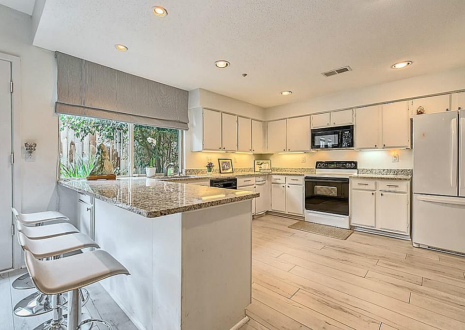 1st image of 15141 Kimberley Ct