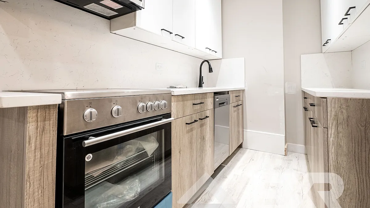 Building Photo - 715 E 32nd St #5F