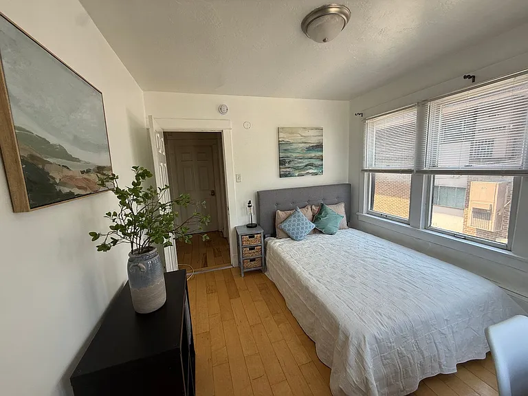 156-162 168 I St — Photo 2