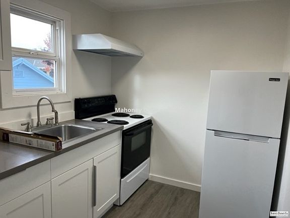 5th image of 846 1/2 D St
