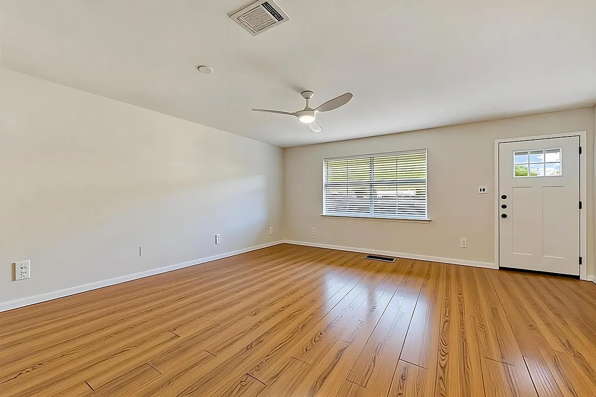 Vacant living room - 819 Orland Blvd