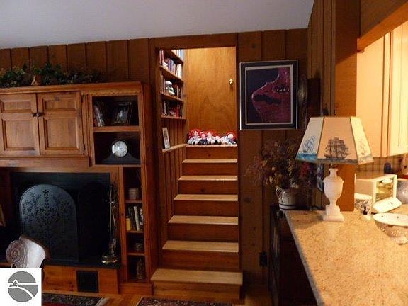 4th image of 1281 S Shore E