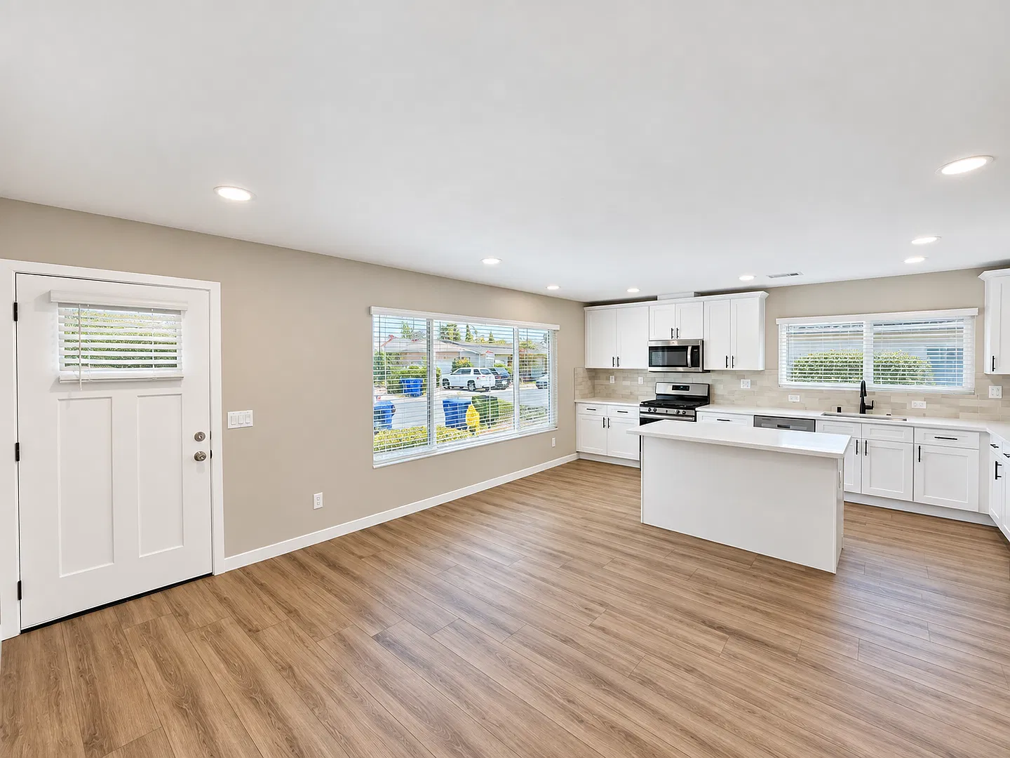 Fully renovated 4 bed 2 bath! — Photo 4