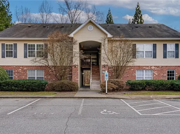 1980 Crest Hollow Dr APT 201, Winston Salem, NC 27127