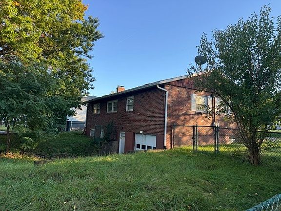 2nd image of 922 Anne Ave