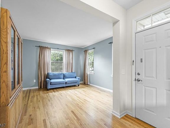 3rd image of 704 Juniper Ct
