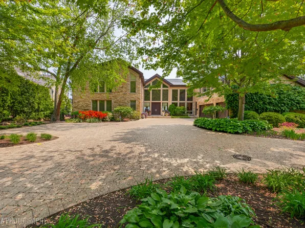 55 S Deere Park Dr, Highland Park, IL 60035