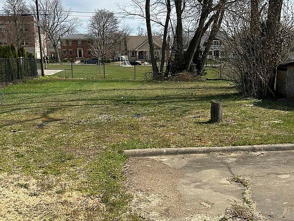 5th image of 924 N Saint Louis Blvd