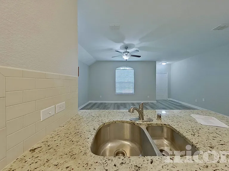 1214 Crescent View Dr — Photo 2
