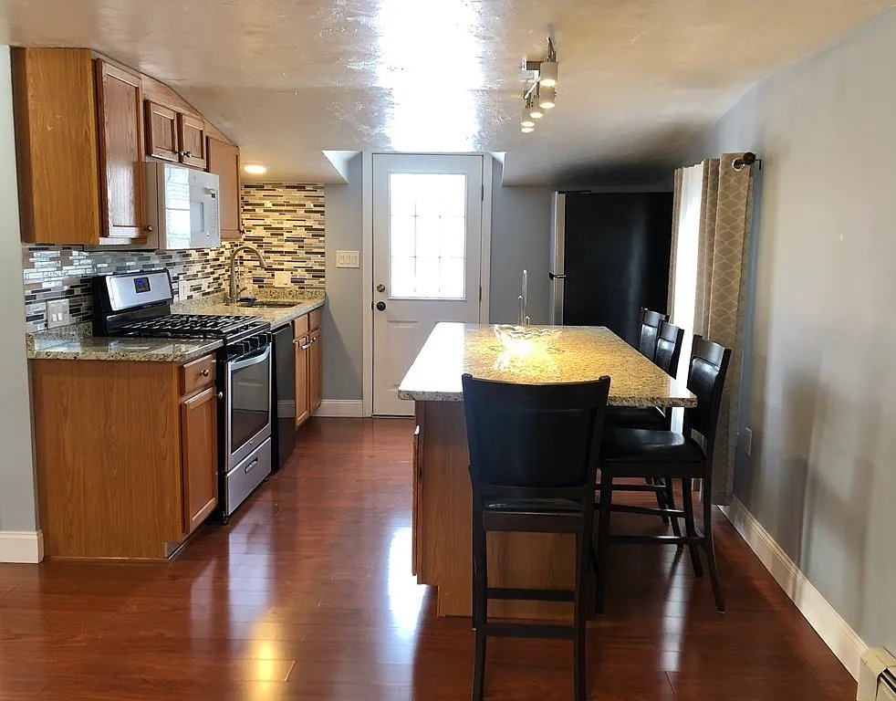 2 bed, 750 sqft, $2,400 — Photo 4