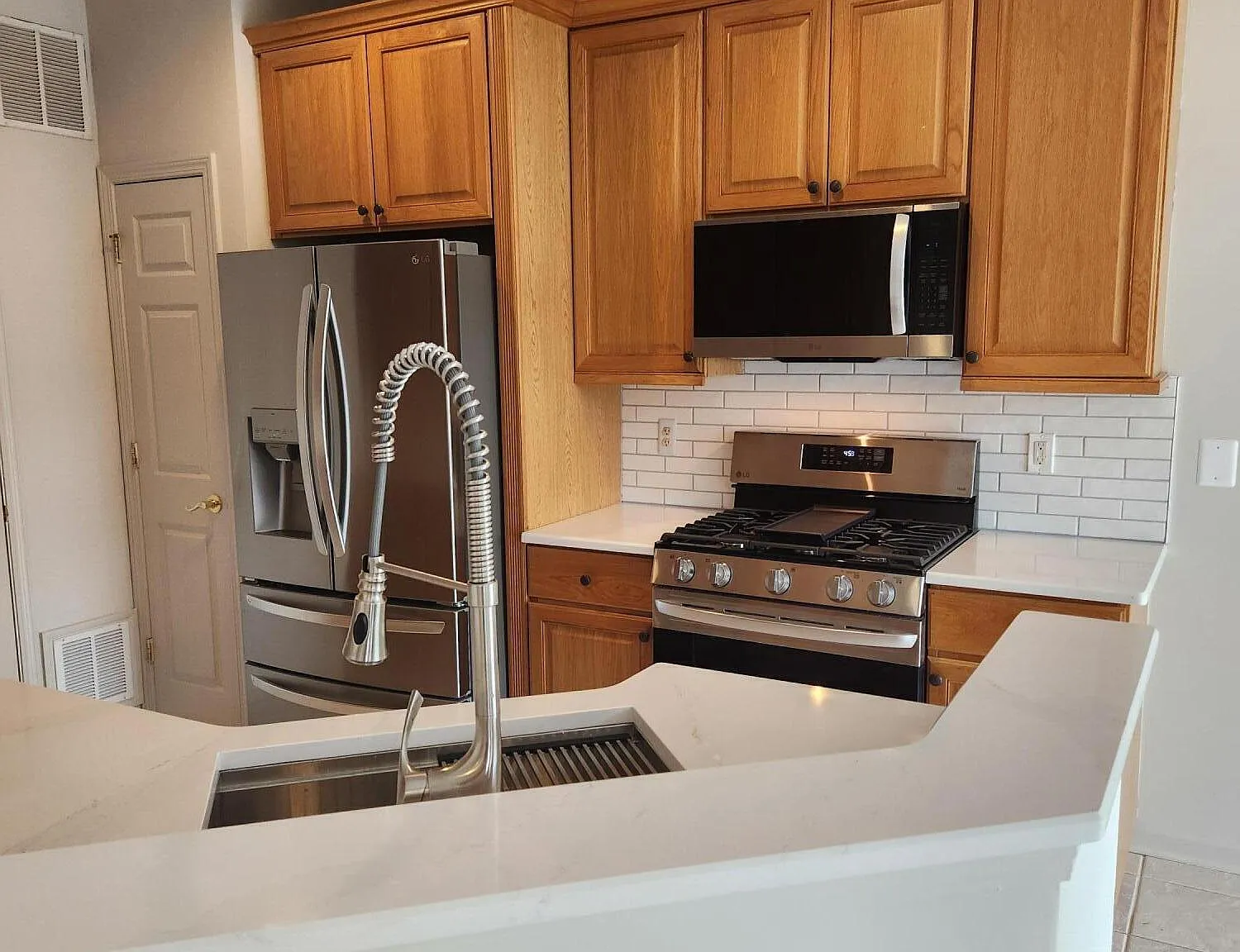 3 bed, 2.5 bath, 1944 sqft, $3,100 — Photo 2