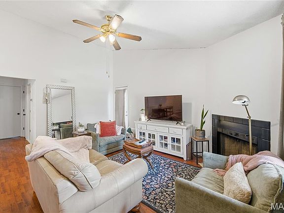 5th image of 33 Fox Meadow Ln