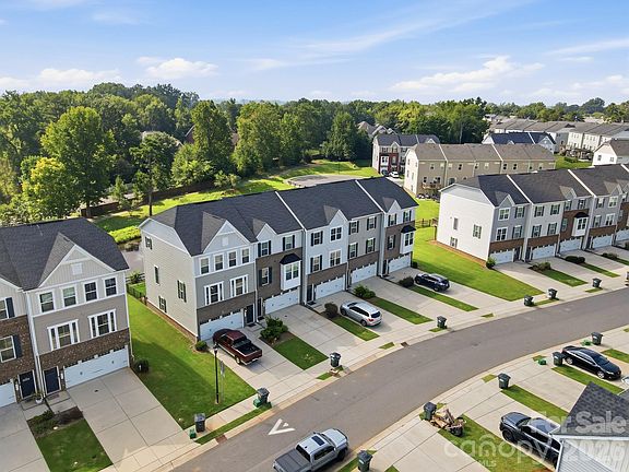 3rd image of 2543 Grantham Place Dr