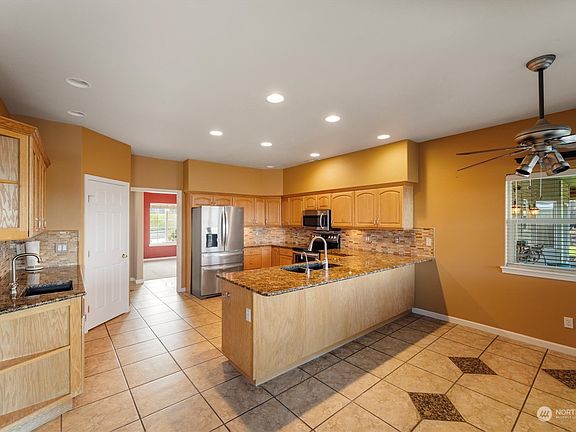4th image of 409 N Crestview Drive