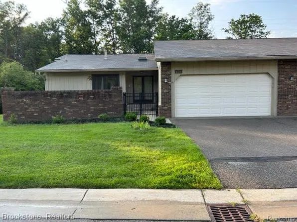 4358 Foxpointe Dr, West Bloomfield, MI 48323